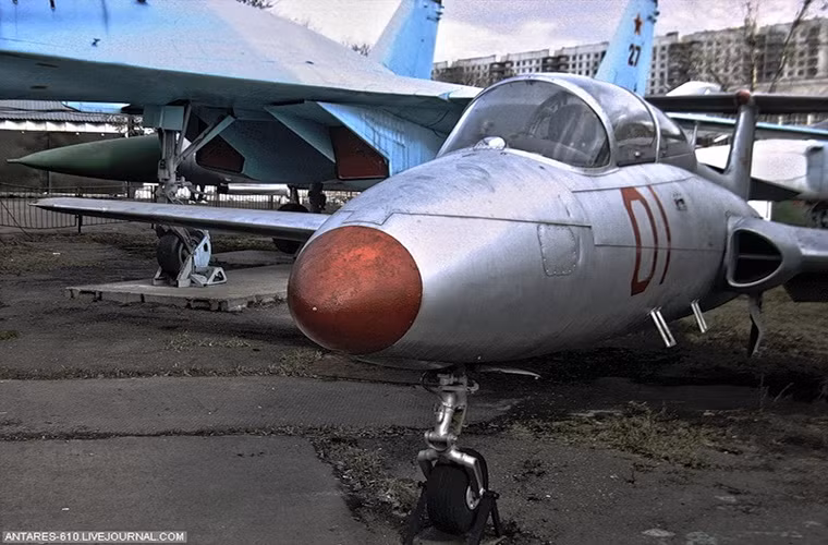 Cận cảnh một chiếc máy bay huấn luyện phản lực Aero L-29 Delfín, mẫu máy bay huấn luyện tiêu chuẩn dành cho lực lượng không quân các nước thuộc Khối Warszawa vào thập kỷ 1960 và một số quốc gia khác trên thế giới.