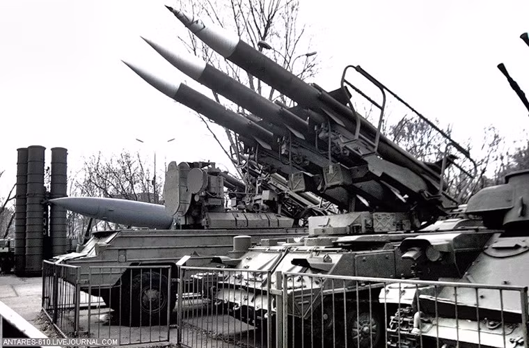 Trong ảnh là khu vực trưng bày các tổ hợp phòng không nổi tiếng của Quân đội Liên Xô trước đây tại bảo tàng quân sự các lực lượng vũ trang Nga.