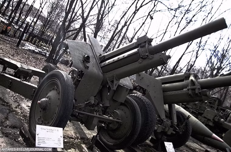 Lựu pháo M-30 M1938 122mm được trưng bày tại Bảo tàng Trung ương Các lực lượng Vũ trang Nga.