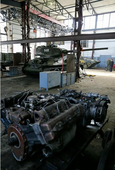 Bộ phận động cơ cổ điển V-2 được tháo ra sửa chữa.