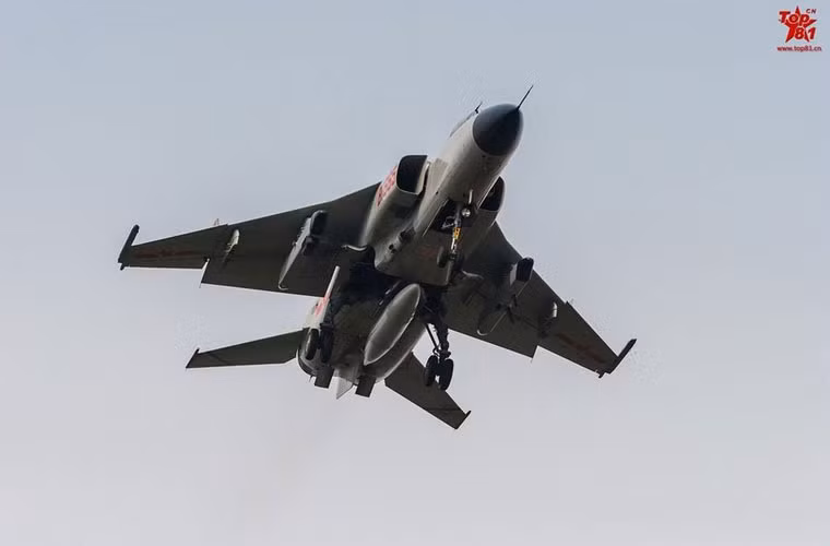 Khi tai bi hiem tren cuong kich JH-7 Trung Quoc