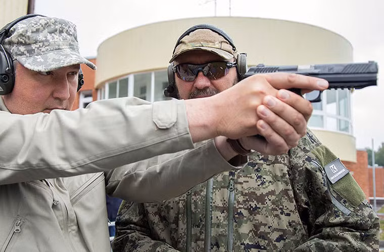 Năm 2014 vận động viên xạ thủ nổi tiếng của Nga cũng tích cực tham gia vào quá trình nghiên cứu súng lục PL-14.