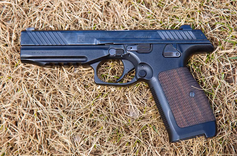 Điểm chú ý đặc biệt là hệ thống an toàn của súng mới. Ứng dụng giải pháp tiên tiến vào bộ phận cò súng, đảm bảo khi đã được nạp đạn không thể bắn một cách tự nhiên, thậm chí ngay cả khi nó bị rơi từ độ cao khá lớn xuống một bề mặt cứng.