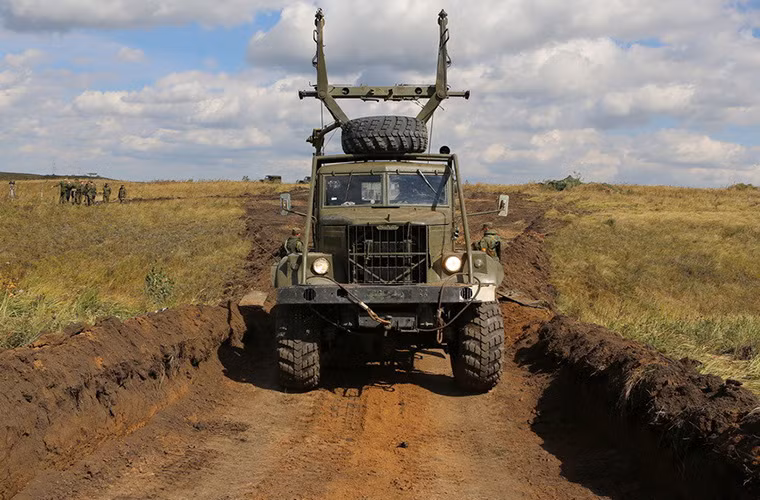 Trong ảnh xe triển khai cầu cơ giới TMM-3 của Quân đội Nga bắt đầu thực hành bài huấn luyện.