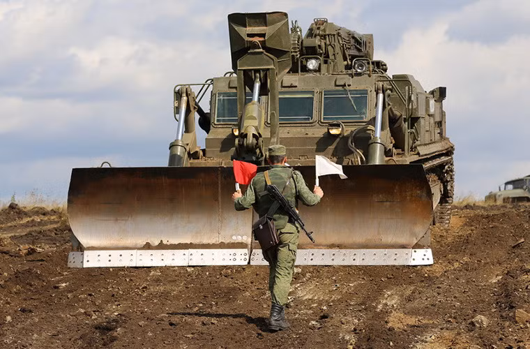 Trong đợt huấn luyện lần này để nhằm giảm thời gian triển khai TMM-3 còn được kết hợp với mẫu xe công binh hạng nặng BAT-2 được phát triển từ thời Liên Xô.