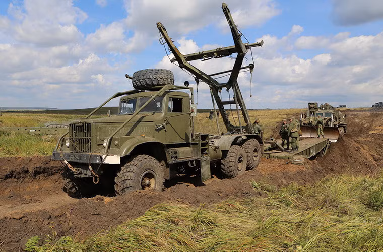 Các nhịp cầu của TMM-3 được đặt trên khung gầm xe tải đặc chủng Kraz-225B, trong đó mỗi xe chở theo nhịp cầu có trọng lượng khoảng hơn 20 tấn.