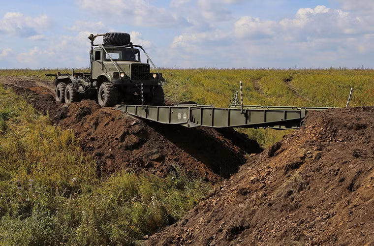 Tốc độ di chuyển tối đa của một phương tiện bánh lốp trên cầu TMM-3 chỉ từ 20-25km/h với tải trọng không quá 11 tấn.