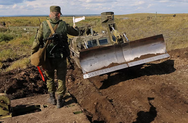 Theo đó BAT-2 có nhiệm vụ mở đường và loại bỏ các chướng ngại vật trên thực địa nhằm giúp TMM-3 giảm đáng kể thời gian triển khai.