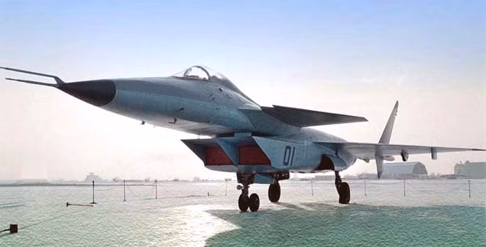  Tiêm kích tàng hình MiG 1.44 được trang bị hai động cơ phản lực AL-41F với thiết kế cửa hút không khí ở dưới thân khá giống mẫu Typhoon của châu Âu. Nó có khả năng mang hầu hết công nghệ tên lửa, bom trong kho vũ khí Nga hiện nay.