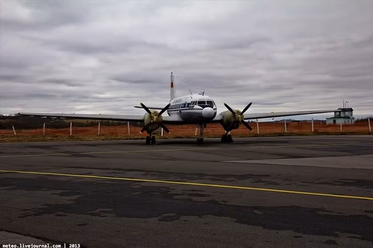 Không những chỉ có trực thăng, sân bay này còn một số máy bay cánh bằng. Ví dụ như chiếc máy bay vận tải Il-14 trong ảnh.