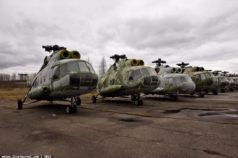 Xót xa hàng dài trực thăng Mi-8 bị vứt bỏ.