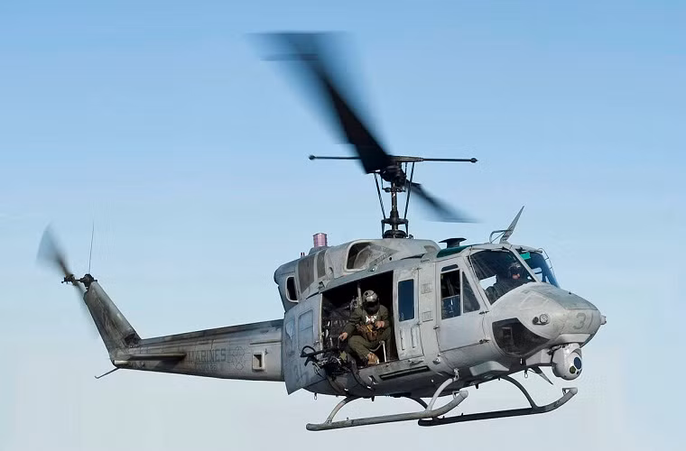 UH-1Y được hãng Bell phát triển dựa trên người tiền nhiệm của nó là UH-1N, còn được biết tới là chương trình nâng cấp H-1. Biến thể UH-1N được Quân đội Mỹ đưa vào trang bị từ những năm 1970 và hoạt động cho đến khi được nghỉ hưu vào tháng 8 năm ngoái. Mặc dù vậy, biến thể tiếp theo của UH-1N là UH-1Y vẫn tiếp tục được Thủy quân Lục chiến Mỹ tin tưởng sử dụng. Trong ảnh là một chiếc UH-1N của Thủy quân Lục chiến Mỹ khi còn trong biên chế.