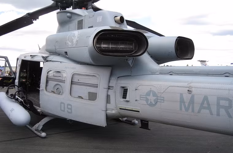 Điểm thay đổi dễ nhận thấy nhất của UH-1Y so với các phiên bản trước là hệ thống ống xả khí từ động cơ của nó được bố trí tỏa ra 2 bên thay vì hứng lên trên cánh quạt như biến thể UH-1H.