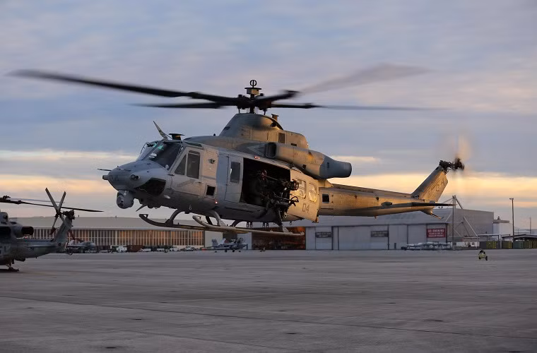 UH-1Y Venom có trọng lượng cất cánh tối đa gần 8,4 tấn, có tốc độ bay tối đa hơn 300km/h, bán kính tác chiến là 241km, nó khá phù hợp với các nhiệm vụ có đường bay ngắn nhưng vẫn đảm bảo được các yêu cầu của Thủy quân Lục chiến Mỹ.