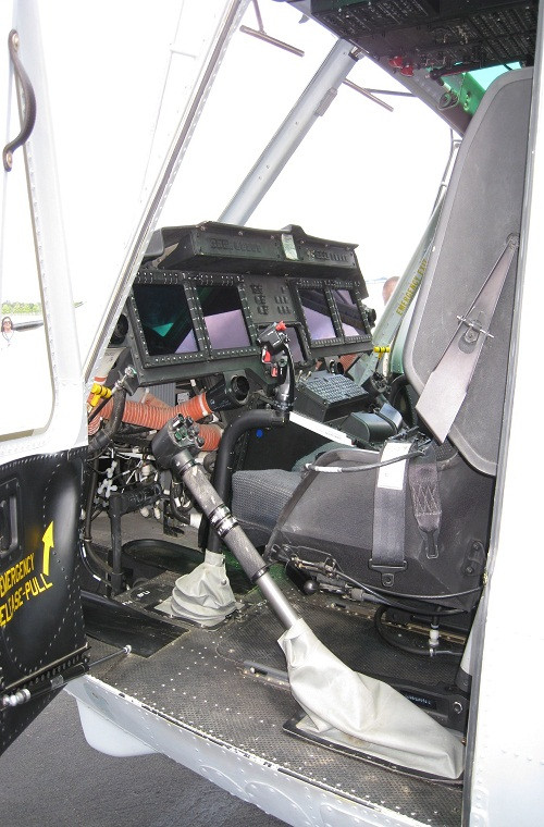 Trong ảnh là thiết kế buồng lái mới của trực thăng UH-1Y với các màn hình hiển thị LCD đa chức năng thay thế cho các đồng hồ truyền thống. Đặc biệt, nó còn được trang bị thêm một hệ thống quan sát quang hồng ngoại ngày đêm hoặc trong điều kiện thời tiết bất lợi.