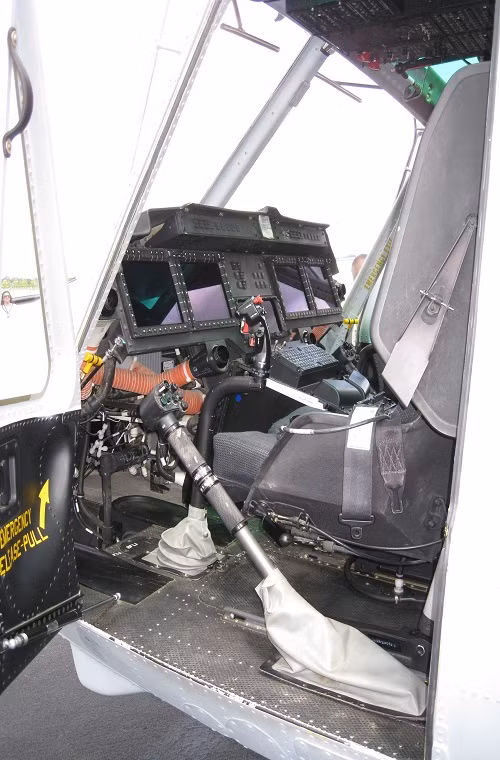 Trong ảnh là thiết kế buồng lái mới của trực thăng UH-1Y với các màn hình hiển thị LCD đa chức năng thay thế cho các đồng hồ truyền thống. Đặc biệt, nó còn được trang bị thêm một hệ thống quan sát quang hồng ngoại ngày đêm hoặc trong điều kiện thời tiết bất lợi.