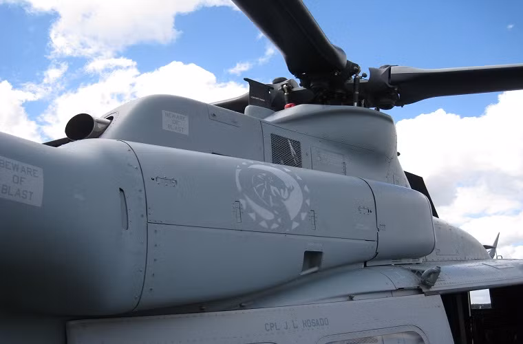 Những chiếc UH-1Y cũng được nâng cấp hai động cơ General Electric T700 -GE-401C mới với công suất 1.350 kW cho mỗi chiếc, cấu trúc của phần trục cánh và cánh quạt chính của UH-1Y cũng được thay đổi so với phiên bản trước đó UH-1N để phù hợp cho các hoạt động trên tàu đổ bộ của Hải quân Mỹ.