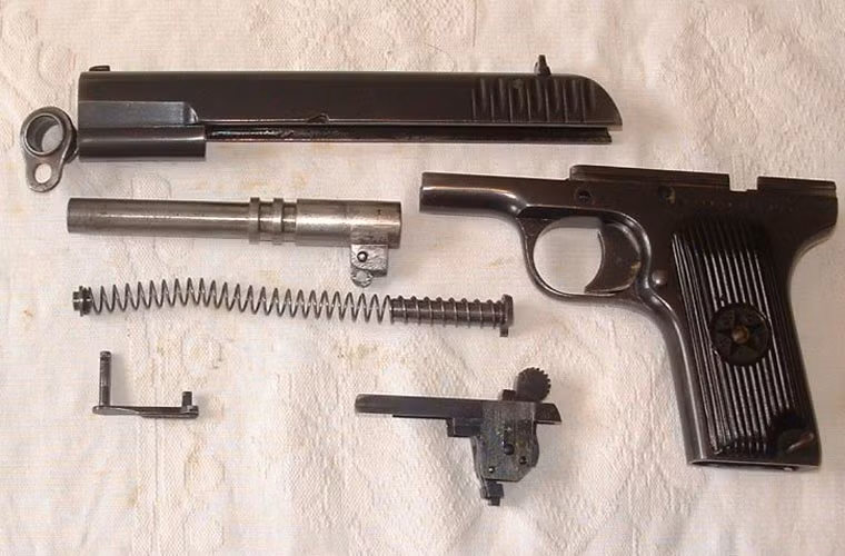 Các bộ phận bên trong của súng lục TT-33. Theo một số nguồn tin, khẩu súng này là bản sao của khẩu M1903 do nhà thiết kế lừng danh John Browning phát triển.