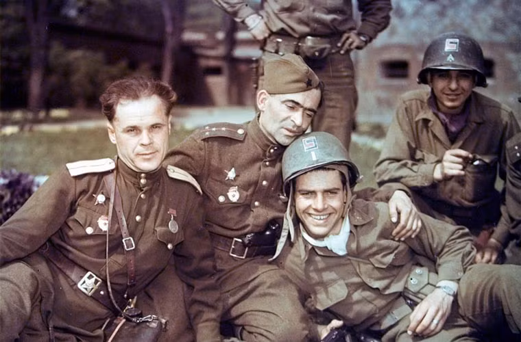 Sĩ quan Hồng quân và Mỹ chụp hình lưu niệm, trên tay họ là những khẩu súng lục đặc trưng của mỗi bên.