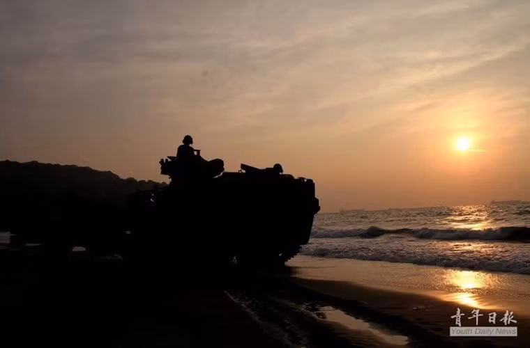 Các phương tiện đổ bộ lội nước của Thủy quân lục chiến Đài Loan cũng đang háo hức đón bình minh.