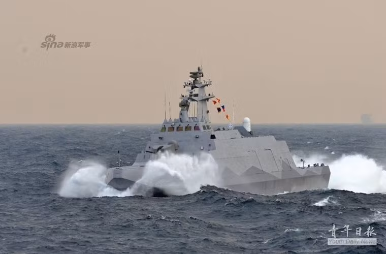 Tàu được thiết kế có tính năng tàng hình có thể phá vỡ các tín hiệu radar làm cho nó khó bị kẻ thù phát hiện hơn. Trong ảnh, con tàu rẽ sóng chạy đua với cơn giông đang trùm kín vùng biển.