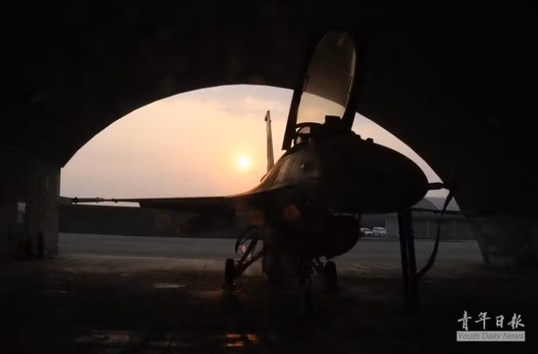 Phi cơ ở căn cứ hải quân của Đài Loan cũng nhuốm màu đen do giông bão.