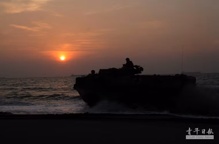 Các xe lội nước vẫn bám trụ tuần tra dọc bờ biển.