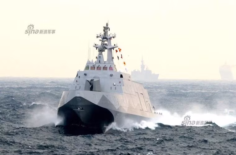 Cả ba chiến hạm đang tăng tốc không ngừng, khuấy động cả một vùng biển. Cơn bão với gió mạnh cấp 7, cấp 8, tốc độ 15-20 m/giây, gây ra những con sóng cao 2,4-4,3 mét, khiến cho con tàu khu trục Makung nặng gần 10.000 tấn vẫn ngả nghiêng bên trái, bên phải, thậm chí còn nghiêng 20 độ.