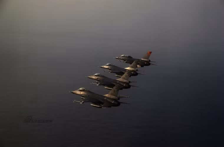 Trong khi đó các phi cơ đang hối hả bay trinh sát. Mặc dù sau đó, các thủy thủ của tàu chiến Đài Loan đã cập cảng an toàn nhưng “bữa tiệc” đón bình minh chào mừng năm mới đã bất thành.