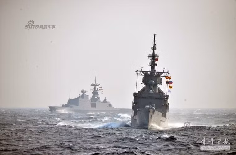 Hai tàu chiến của Đài Loan gồm tàu khu trục Makung và tàu hộ vệ lớp Thành Công Hangzhi đang băng băng tiến về căn cứ đón ánh nắng bình minh đầu tiên của năm mới 2015.