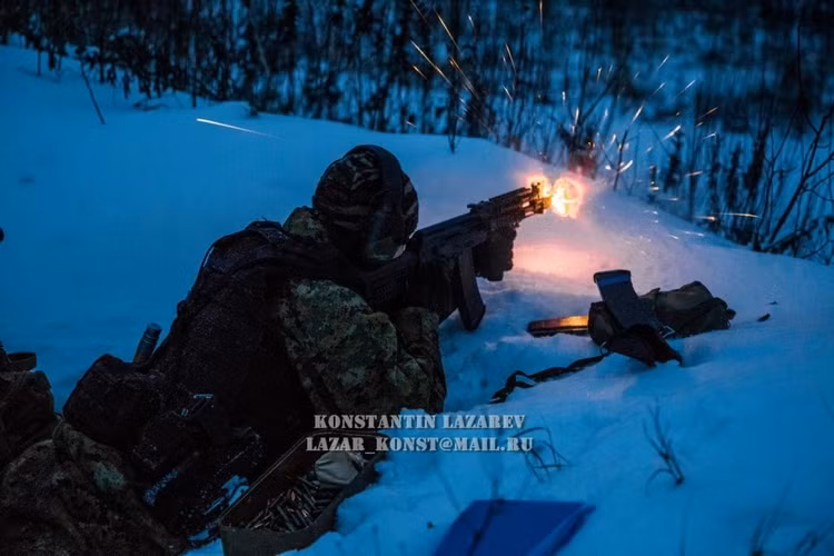 Xả đạn tóe lửa. Những bài tập nghiêm ngặt này giúp SOBR tôi luyện nâng cao đáng kể khả năng tác chiến.