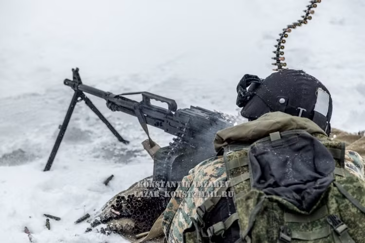 Súng máy sẵn sàng xả đạn bắn nát mục tiêu.