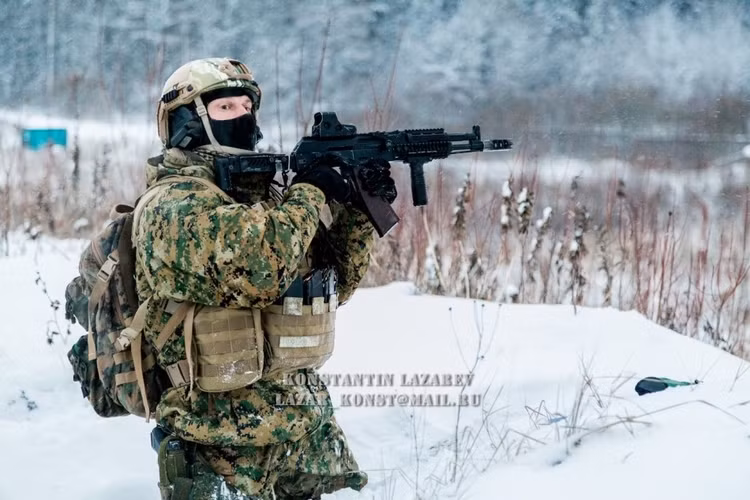 Pháo, xe tăng, súng phóng tên lửa, chiến đấu cơ hay trực thăng chiến đều không có trong biên chế của SOBR.