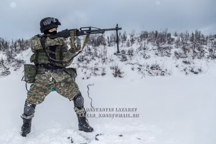 Một lính SOBR đang dùng khẩu súng máy PKP Pecheneg ngắm bắn mục tiêu.