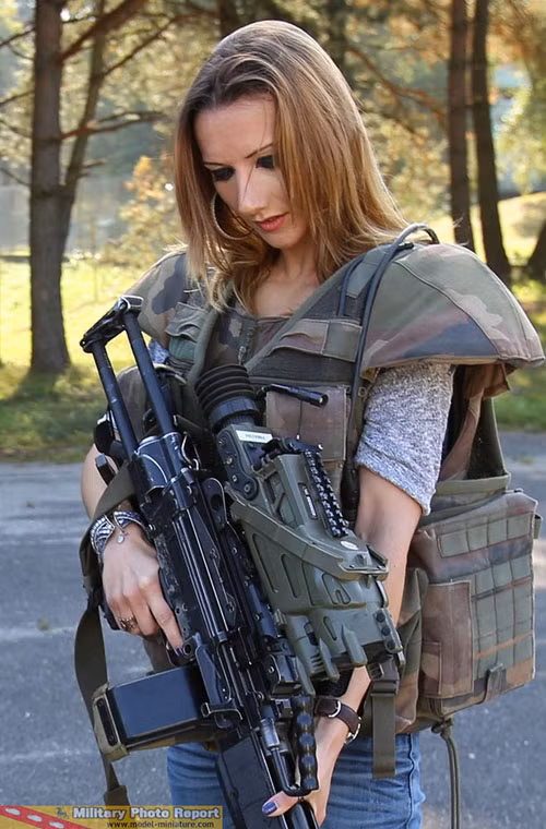 Gần đây, nhà nhiếp ảnh của công ty Sagem Pháp đã đến một căn cứ quân sự của quân đội nước này để chụp ảnh những binh sĩ được trang bị hệ thống chiến đấu bộ binh FELIN và trải nghiệm với hệ thống tác chiến bộ binh công nghệ cao này.