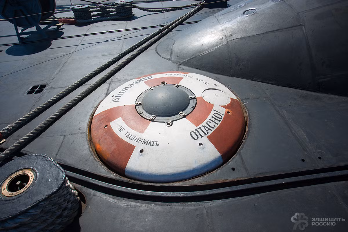 Năm 1989, tàu ngầm được đưa tới nhà máy Sevmash để thực hiện chương trình hiện đại hóa theo đề án Project 941U. Ảnh: pháo cứu nguy của tàu ngầm.