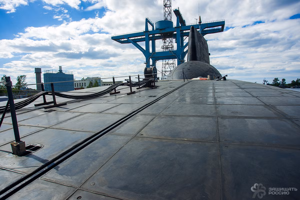 Vào năm 2009, tàu ngầm này được cho đã hoàn thành thử nghiệm loại tên lửa đạn đạo tối tân của Nga SLBM Bulava. Trên tàu có thể mang cùng lúc 20 quả tên lửa loại này.