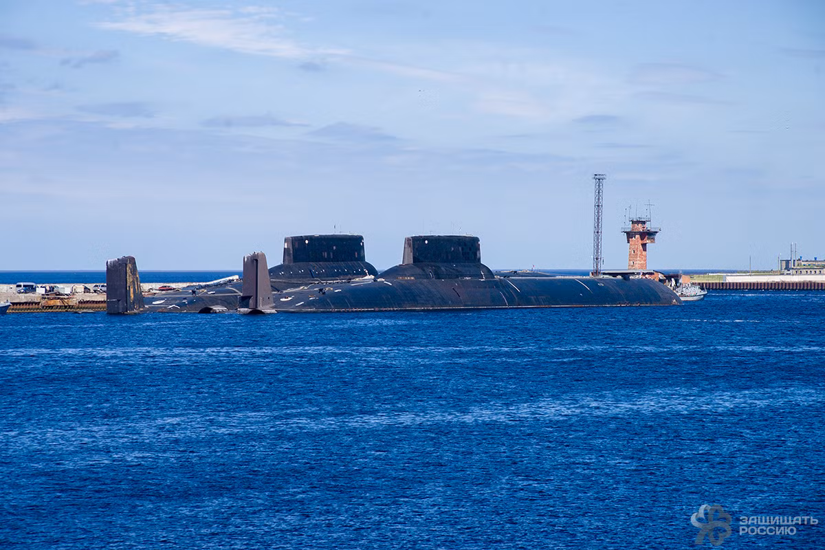Bộ đôi tàu ngầm cùng lớp Akula TK-17 Arkhangelsk và TK-20 Severstal đang neo tại cảng Hải quân Nga. Đây là hai tàu ngầm đã ngừng hoạt động nhưng vẫn chưa cho ra khỏi biên chế hải quân Nga vì chúng vẫn nằm trong danh sách dự bị, có thể tái hoạt động khi cần thiết.