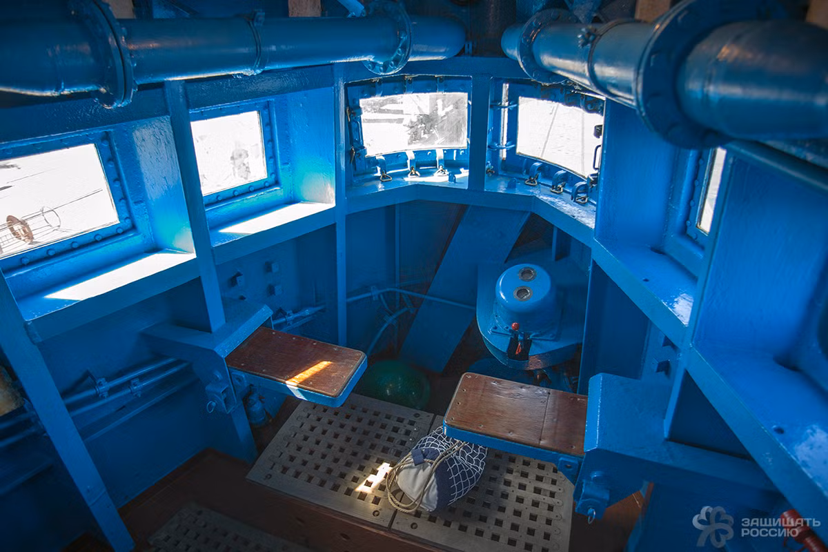 Bên trong khoang chỉ huy của tàu ngầm khổng lồ nhất thế giới. Tuy được chế tạo cùng Project 941 nhưng bên trong các tàu ngầm lớp Typhoon không phải giống nhau hoàn toàn. Truyền thông Nga cho biết, TK-208 Dmitry Donskoy là chiếc hiện đại nhất so với các anh em của nó.