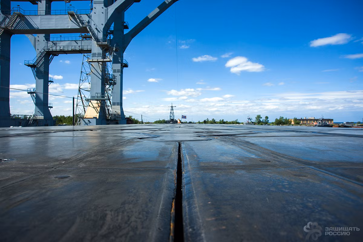 Theo Rusnavy, tới ngày 26/7/2002, tàu ngầm hạt nhân TK-208 Dmitry Donskoy đã được nhận nhiệm vụ trở lại trong Hạm đội Biển Bắc Nga.