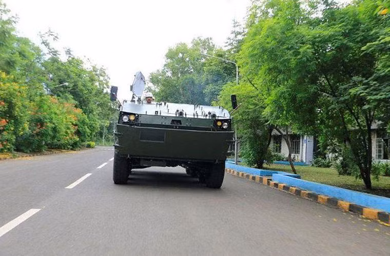 Xe thiết giáp này có hệ thống chuyển động lực đẩy khung gầm 8x8, hệ thống treo khí nén thủy lực độc lập kiểu tay đòn kép, hoạt động bởi 2 trục trước. Bán kính quay nhỏ nhất của xe Kestrel là 19m, lốp có chức năng xả khí và hệ thống thổi phồng bánh lốp trung tâm (CTIS) tiêu chuẩn.