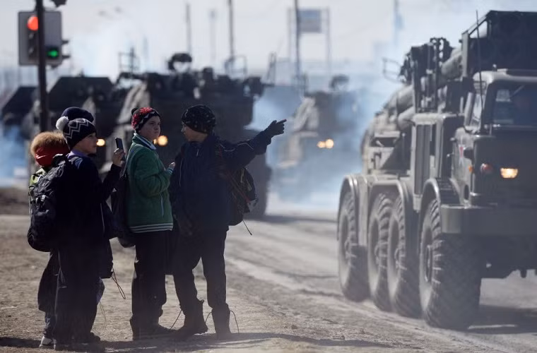 Trẻ em ở Yekaterinburg háo hức nhìn các thiết bị quân sự của Quân đội Nga tham gia diễn tập duyệt binh.