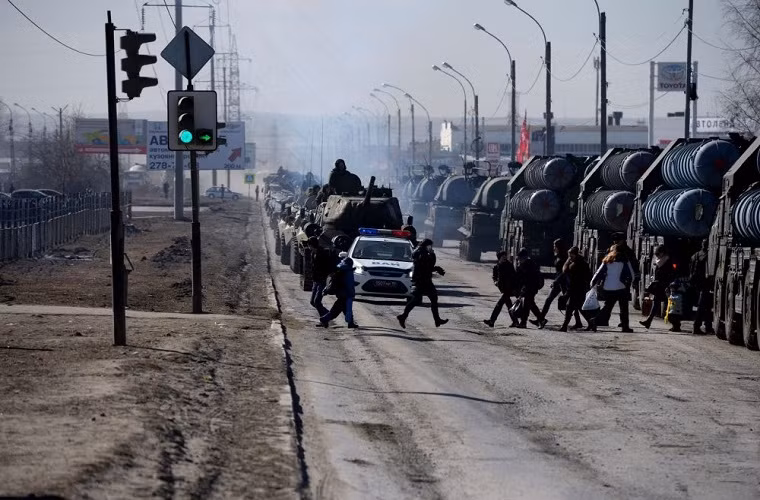 Các tổ hợp tên lửa đạn đạo chiến thuật Iskander-M cũng sẽ tham gia đợt duyệt binh lần này ở Yekaterinburg, cùng với đó là xe tăng chiến đấu chủ lực T-72, pháo tự hành Msta-S, pháo phản lực phóng loạt Grad và Uragan, tổ hợp tên lửa phòng không Buk và siêu pháo phản lực phóng loạt hạng nặng TOS-1.