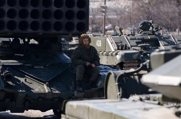 Lễ duyệt binh ở Yekaterinburg cũng sẽ có sự góp mặt của các loại phương tiện cơ giới của Hồng quân Liên Xô từng tham gia Chiến tranh Thế giới thứ II bên cạnh các thiết bị quân sự hiện đại của Quân đội Nga.