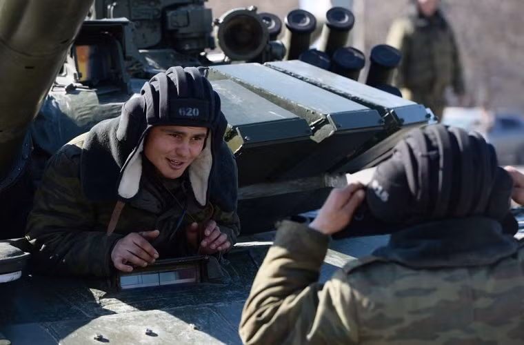 Yekaterinburg là một trong 17 thành phố của Nga tổ chức lễ duyệt binh mừng Ngày Chiến thắng phát xít. Trong ảnh là một binh sĩ Nga trên một chiếc xe tăng T-72 trong buổi diễn tập ở Yekaterinburg.