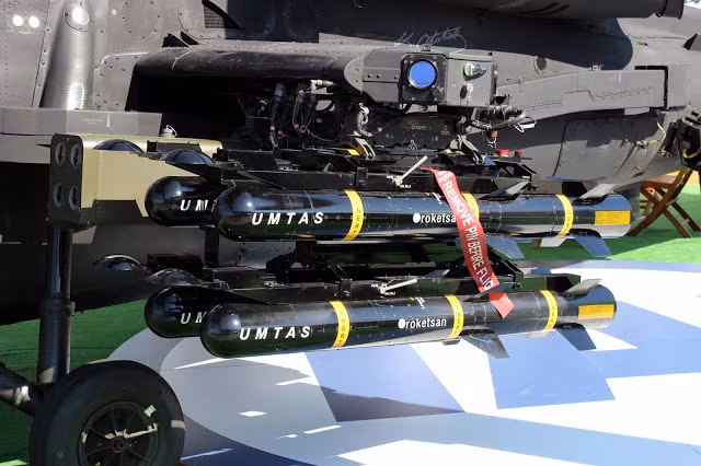 Cận cảnh dàn tên lửa chống tăng UMTAS trên trực thăng tấn công TA-129 của Thổ Nhĩ Kỳ.