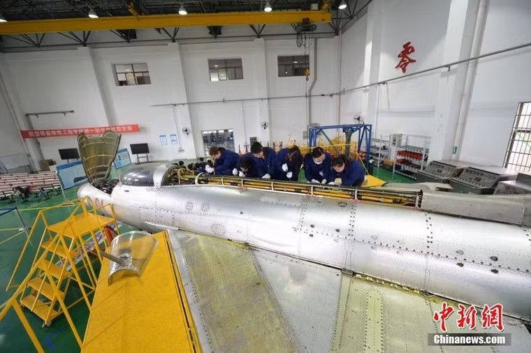 Do bảo trì, sửa chữa máy bay chiến đấu là một chuyên ngành đặc thù vốn dành cho phái mạnh nên mỗi khóa học của trường chỉ có trên dưới 10 sinh viên nữ theo đuổi ngành này.