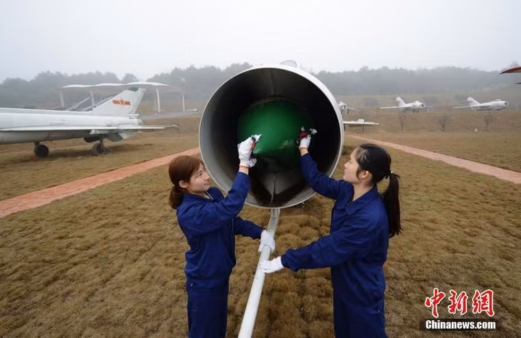 Các nữ sinh viên đang chăm chỉ thực tập bảo dưỡng máy bay chiến đấu với mô hình học là chiếc tiêm kích đánh chặn J-8. Đây có lẽ là một lựa chọn nghề nghiệp khá đặc biệt. Thông thường giới nữ hay lựa chọn ngành tiếp viên hàng không chứ không phải kỹ thuật viên bảo dưỡng như thế này.
