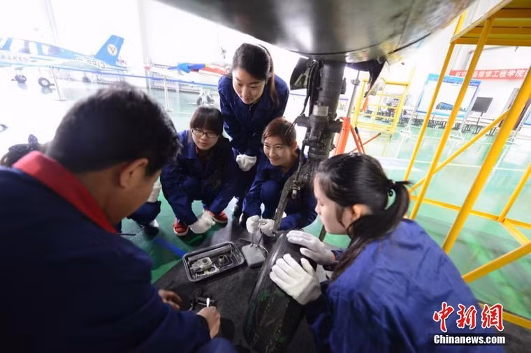 Cả nhóm đang chăm chú quan sát thầy giáo hướng dẫn. Tính đến cuối năm 2014, đã có hơn 1.600 sinh viên tốt nghiệp các chuyên ngành của trường tìm kiếm được việc làm.