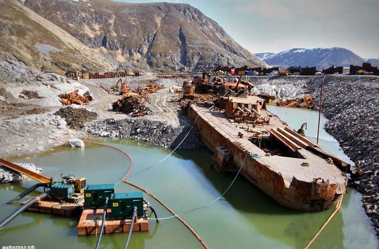 Trong ảnh có thể thấy một phần thân tàu tuần dương khổng lồ Mursmansk lộ ra khỏi mặt biển sau gần 20 năm.